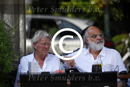 Amsterdam 11 juli 2015 
Jan des Bouvrie en Willem Hendriks op terras. Jan is met zijn exclusieve Alfa Romeo
