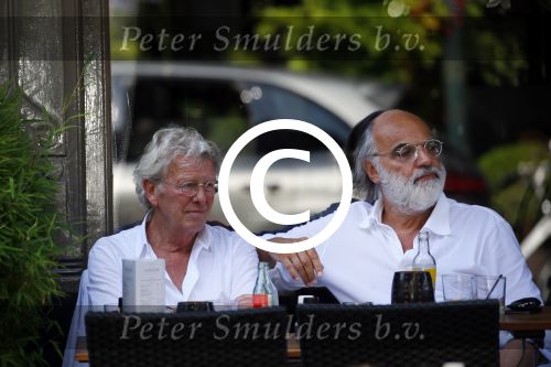 Amsterdam 11 juli 2015 
Jan des Bouvrie en Willem Hendriks op terras. Jan is met zijn exclusieve Alfa Romeo