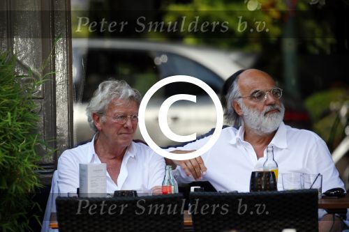 Amsterdam 11 juli 2015 
Jan des Bouvrie en Willem Hendriks op terras. Jan is met zijn exclusieve Alfa Romeo