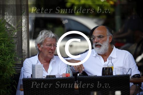 Amsterdam 11 juli 2015 
Jan des Bouvrie en Willem Hendriks op terras. Jan is met zijn exclusieve Alfa Romeo