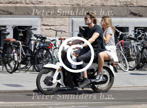 Amsterdam 11 juni 2015  
Jasper Krabbe met zijn dochter achter op de brommer