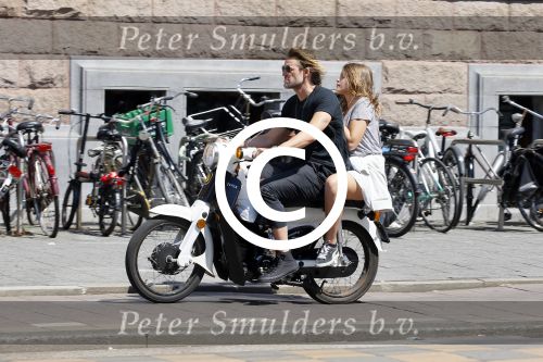 Amsterdam 11 juni 2015  
Jasper Krabbe met zijn dochter achter op de brommer