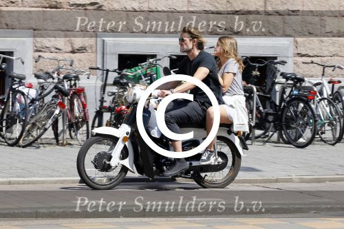 Amsterdam 11 juni 2015  
Jasper Krabbe met zijn dochter achter op de brommer