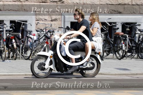 Amsterdam 11 juni 2015  
Jasper Krabbe met zijn dochter achter op de brommer