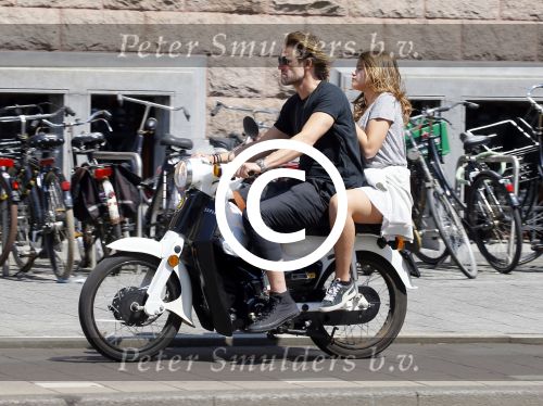 Amsterdam 11 juni 2015  
Jasper Krabbe met zijn dochter achter op de brommer