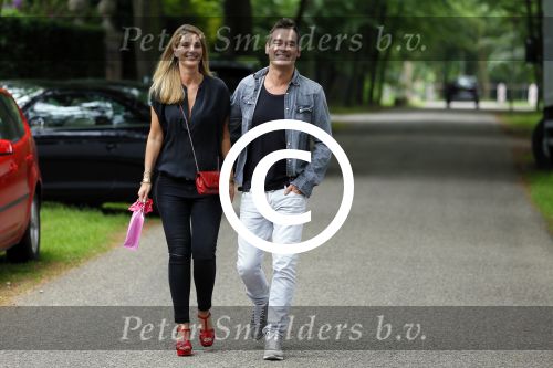 Blaricum 14 juni 2015
Rene Froger heeft een surprise feestje voor zijn vrouw Natasja georganiseerd voor haar 50e verjaardag. Het feest vindt plaats in de tuin van hun huis. Jeroen v d Boom met zijn vrouw Dany