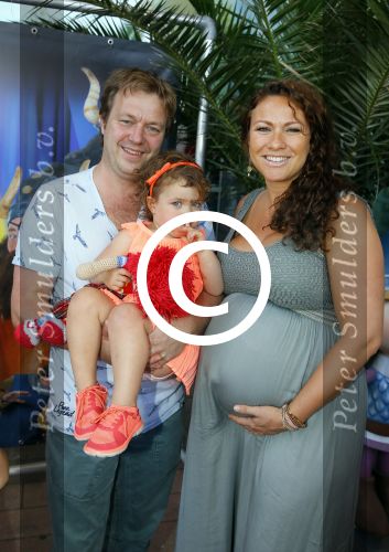 Rotterdam 9 augustus 2015
Edwin Smulders Johnny de Mol en Tomas v d Broek tijdens opnames van het rtl programma Down met Johnny. We gingen naar de premiere naar Wickie de Viking in het nieuwe Luxor. Jessica Mendels met man en dochter