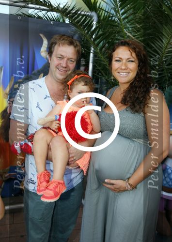 Rotterdam 9 augustus 2015
Edwin Smulders Johnny de Mol en Tomas v d Broek tijdens opnames van het rtl programma Down met Johnny. We gingen naar de premiere naar Wickie de Viking in het nieuwe Luxor. Jessica Mendels met man en dochter