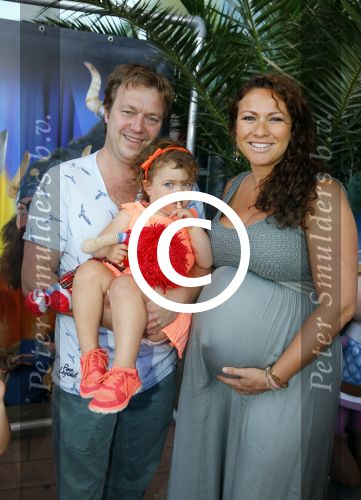 Rotterdam 9 augustus 2015
Edwin Smulders Johnny de Mol en Tomas v d Broek tijdens opnames van het rtl programma Down met Johnny. We gingen naar de premiere naar Wickie de Viking in het nieuwe Luxor. Jessica Mendels met man en dochter