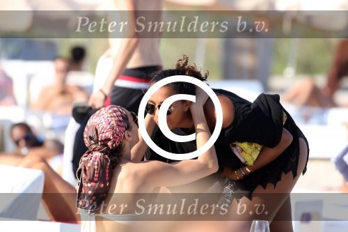 ibiza 28 juli 2015
Estelle Cruijff Joelle Gullit Lilly Becker met zoon Amadues Becker en een zoon uit een eerder huwelijk van Boris op het strand van Talamanca.