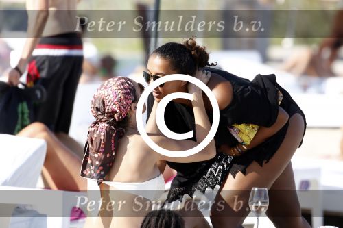 ibiza 28 juli 2015
Estelle Cruijff Joelle Gullit Lilly Becker met zoon Amadues Becker en een zoon uit een eerder huwelijk van Boris op het strand van Talamanca.