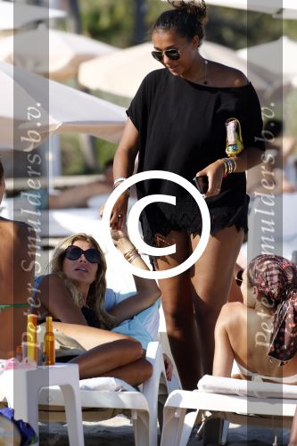 ibiza 28 juli 2015
Estelle Cruijff Joelle Gullit Lilly Becker met zoon Amadues Becker en een zoon uit een eerder huwelijk van Boris op het strand van Talamanca.