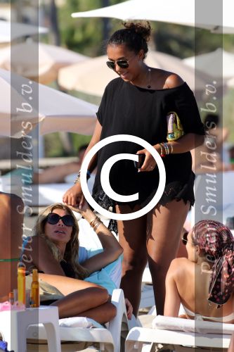 ibiza 28 juli 2015
Estelle Cruijff Joelle Gullit Lilly Becker met zoon Amadues Becker en een zoon uit een eerder huwelijk van Boris op het strand van Talamanca.