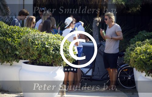 ibiza 24 juli 2015
Marco Borsato met Leontine Luca (met vriendin) Jada en Senna op vakantie.
Ze gingen lunchen met John Ewbank en zijn vriendin Kelly Weekers.