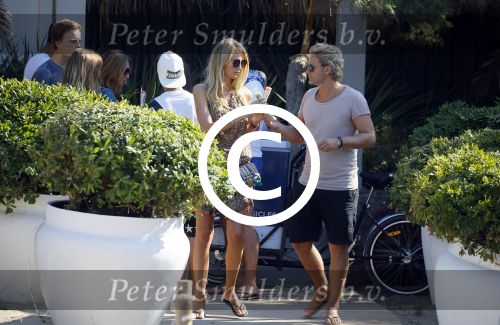 ibiza 24 juli 2015
Marco Borsato met Leontine Luca (met vriendin) Jada en Senna op vakantie.
Ze gingen lunchen met John Ewbank en zijn vriendin Kelly Weekers.