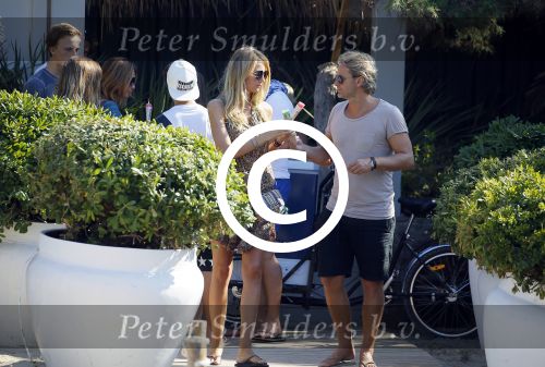 ibiza 24 juli 2015
Marco Borsato met Leontine Luca (met vriendin) Jada en Senna op vakantie.
Ze gingen lunchen met John Ewbank en zijn vriendin Kelly Weekers.