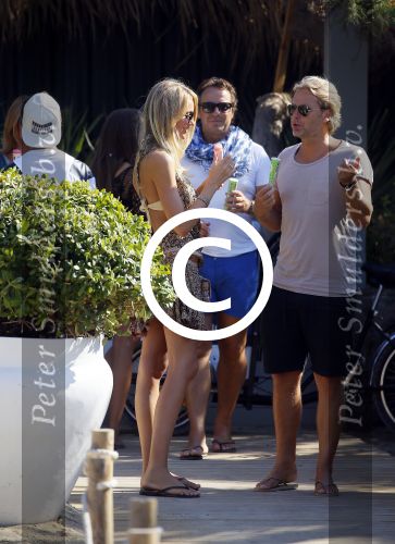 ibiza 24 juli 2015
Marco Borsato met Leontine Luca (met vriendin) Jada en Senna op vakantie.
Ze gingen lunchen met John Ewbank en zijn vriendin Kelly Weekers.