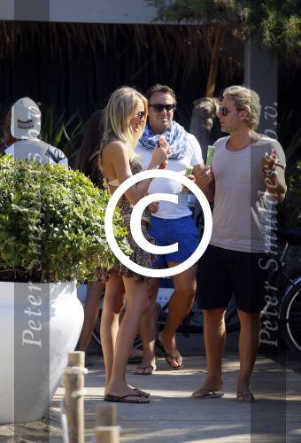 ibiza 24 juli 2015
Marco Borsato met Leontine Luca (met vriendin) Jada en Senna op vakantie.
Ze gingen lunchen met John Ewbank en zijn vriendin Kelly Weekers.