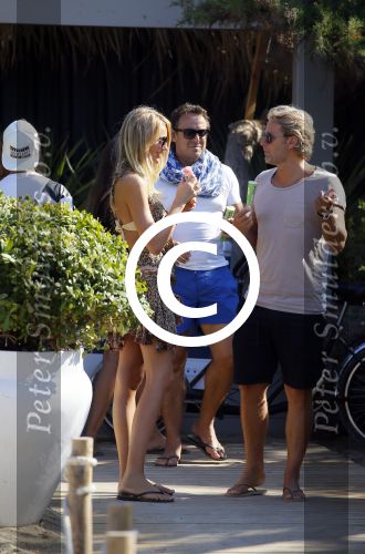 ibiza 24 juli 2015
Marco Borsato met Leontine Luca (met vriendin) Jada en Senna op vakantie.
Ze gingen lunchen met John Ewbank en zijn vriendin Kelly Weekers.