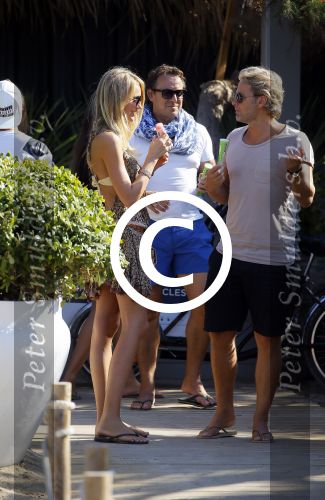 ibiza 24 juli 2015
Marco Borsato met Leontine Luca (met vriendin) Jada en Senna op vakantie.
Ze gingen lunchen met John Ewbank en zijn vriendin Kelly Weekers.