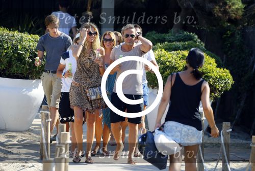 ibiza 24 juli 2015
Marco Borsato met Leontine Luca (met vriendin) Jada en Senna op vakantie.
Ze gingen lunchen met John Ewbank en zijn vriendin Kelly Weekers.