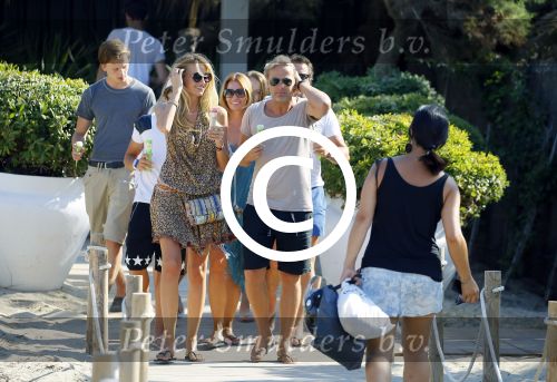 ibiza 24 juli 2015
Marco Borsato met Leontine Luca (met vriendin) Jada en Senna op vakantie.
Ze gingen lunchen met John Ewbank en zijn vriendin Kelly Weekers.