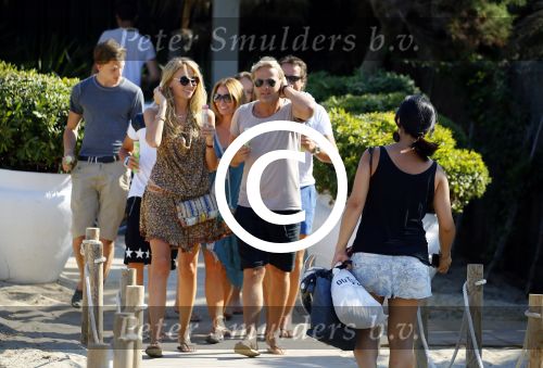 ibiza 24 juli 2015
Marco Borsato met Leontine Luca (met vriendin) Jada en Senna op vakantie.
Ze gingen lunchen met John Ewbank en zijn vriendin Kelly Weekers.