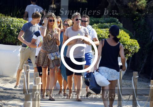 ibiza 24 juli 2015
Marco Borsato met Leontine Luca (met vriendin) Jada en Senna op vakantie.
Ze gingen lunchen met John Ewbank en zijn vriendin Kelly Weekers.