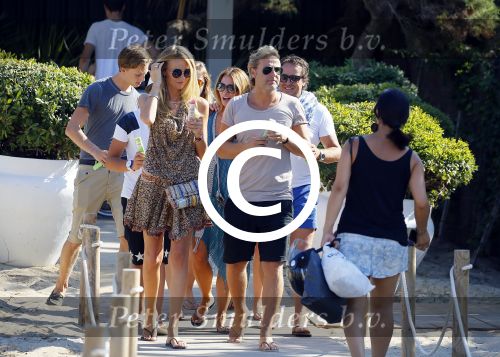 ibiza 24 juli 2015
Marco Borsato met Leontine Luca (met vriendin) Jada en Senna op vakantie.
Ze gingen lunchen met John Ewbank en zijn vriendin Kelly Weekers.