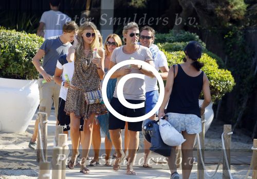 ibiza 24 juli 2015
Marco Borsato met Leontine Luca (met vriendin) Jada en Senna op vakantie.
Ze gingen lunchen met John Ewbank en zijn vriendin Kelly Weekers.