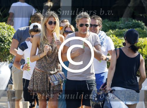 ibiza 24 juli 2015
Marco Borsato met Leontine Luca (met vriendin) Jada en Senna op vakantie.
Ze gingen lunchen met John Ewbank en zijn vriendin Kelly Weekers.