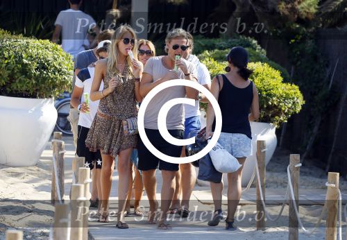 ibiza 24 juli 2015
Marco Borsato met Leontine Luca (met vriendin) Jada en Senna op vakantie.
Ze gingen lunchen met John Ewbank en zijn vriendin Kelly Weekers.