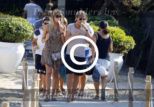 ibiza 24 juli 2015
Marco Borsato met Leontine Luca (met vriendin) Jada en Senna op vakantie.
Ze gingen lunchen met John Ewbank en zijn vriendin Kelly Weekers.