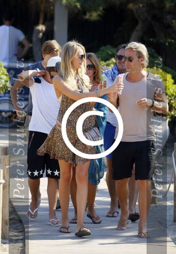 ibiza 24 juli 2015
Marco Borsato met Leontine Luca (met vriendin) Jada en Senna op vakantie.
Ze gingen lunchen met John Ewbank en zijn vriendin Kelly Weekers.