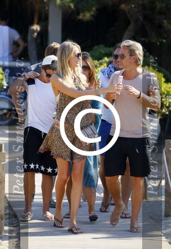 ibiza 24 juli 2015
Marco Borsato met Leontine Luca (met vriendin) Jada en Senna op vakantie.
Ze gingen lunchen met John Ewbank en zijn vriendin Kelly Weekers.