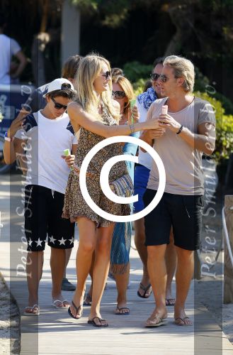 ibiza 24 juli 2015
Marco Borsato met Leontine Luca (met vriendin) Jada en Senna op vakantie.
Ze gingen lunchen met John Ewbank en zijn vriendin Kelly Weekers.