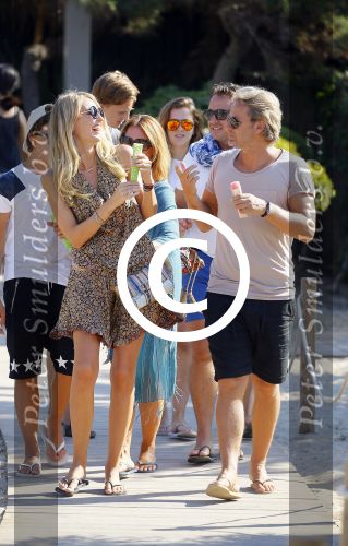 ibiza 24 juli 2015
Marco Borsato met Leontine Luca (met vriendin) Jada en Senna op vakantie.
Ze gingen lunchen met John Ewbank en zijn vriendin Kelly Weekers.