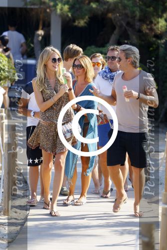 ibiza 24 juli 2015
Marco Borsato met Leontine Luca (met vriendin) Jada en Senna op vakantie.
Ze gingen lunchen met John Ewbank en zijn vriendin Kelly Weekers.