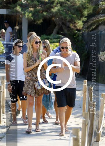 ibiza 24 juli 2015
Marco Borsato met Leontine Luca (met vriendin) Jada en Senna op vakantie.
Ze gingen lunchen met John Ewbank en zijn vriendin Kelly Weekers.