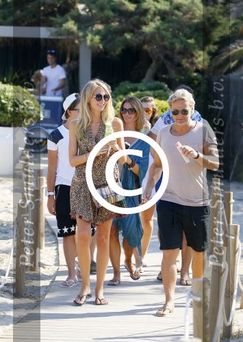 ibiza 24 juli 2015
Marco Borsato met Leontine Luca (met vriendin) Jada en Senna op vakantie.
Ze gingen lunchen met John Ewbank en zijn vriendin Kelly Weekers.