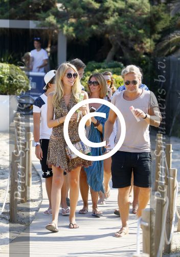 ibiza 24 juli 2015
Marco Borsato met Leontine Luca (met vriendin) Jada en Senna op vakantie.
Ze gingen lunchen met John Ewbank en zijn vriendin Kelly Weekers.