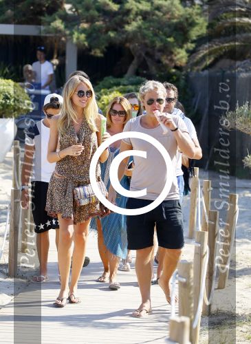 ibiza 24 juli 2015
Marco Borsato met Leontine Luca (met vriendin) Jada en Senna op vakantie.
Ze gingen lunchen met John Ewbank en zijn vriendin Kelly Weekers.