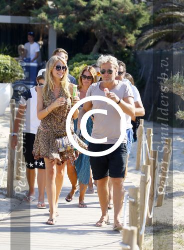ibiza 24 juli 2015
Marco Borsato met Leontine Luca (met vriendin) Jada en Senna op vakantie.
Ze gingen lunchen met John Ewbank en zijn vriendin Kelly Weekers.