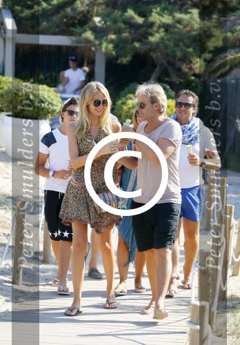 ibiza 24 juli 2015
Marco Borsato met Leontine Luca (met vriendin) Jada en Senna op vakantie.
Ze gingen lunchen met John Ewbank en zijn vriendin Kelly Weekers.