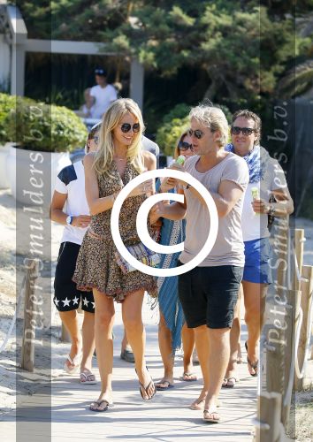 ibiza 24 juli 2015
Marco Borsato met Leontine Luca (met vriendin) Jada en Senna op vakantie.
Ze gingen lunchen met John Ewbank en zijn vriendin Kelly Weekers.