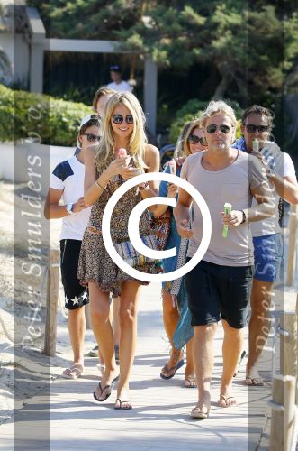 ibiza 24 juli 2015
Marco Borsato met Leontine Luca (met vriendin) Jada en Senna op vakantie.
Ze gingen lunchen met John Ewbank en zijn vriendin Kelly Weekers.