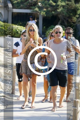 ibiza 24 juli 2015
Marco Borsato met Leontine Luca (met vriendin) Jada en Senna op vakantie.
Ze gingen lunchen met John Ewbank en zijn vriendin Kelly Weekers.