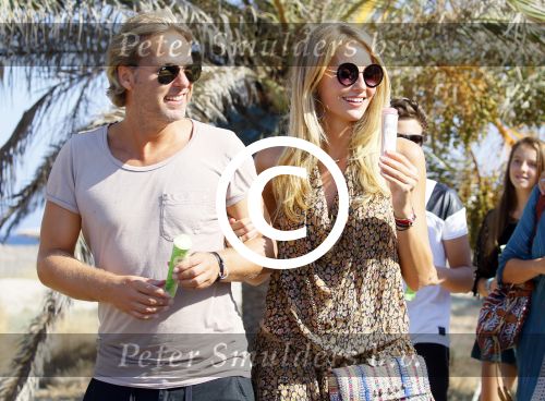 ibiza 24 juli 2015
Marco Borsato met Leontine Luca (met vriendin) Jada en Senna op vakantie.
Ze gingen lunchen met John Ewbank en zijn vriendin Kelly Weekers.