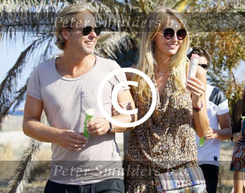 ibiza 24 juli 2015
Marco Borsato met Leontine Luca (met vriendin) Jada en Senna op vakantie.
Ze gingen lunchen met John Ewbank en zijn vriendin Kelly Weekers.