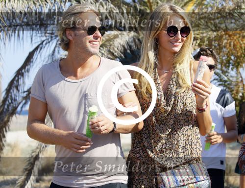 ibiza 24 juli 2015
Marco Borsato met Leontine Luca (met vriendin) Jada en Senna op vakantie.
Ze gingen lunchen met John Ewbank en zijn vriendin Kelly Weekers.